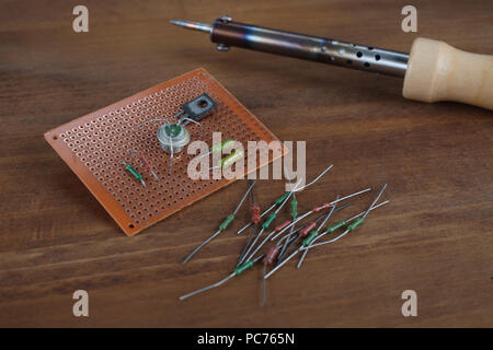 Lötkolben - Do-it-yourself-Konzept mit Vintage Retro elektronische Komponenten Stockfoto