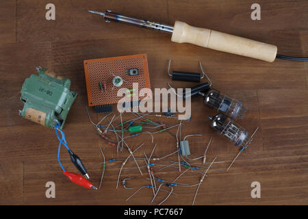 Lötkolben - Do-it-yourself-Konzept mit Vintage Retro elektronische Komponenten Stockfoto