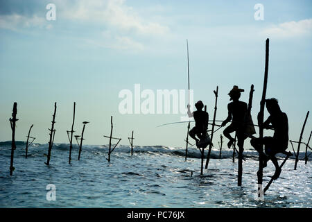 Traditionelle Fischer in den Sonnenuntergang in Sri Lanka Stockfoto