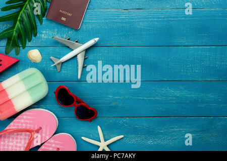 Tabelle Ansicht von oben Luftbild der Mode im Sommer Urlaub Hintergrund zu reisen. Flach Zubehör Bekleidung für Reisende. Pass- & Sonnenbrillen mit Ai Stockfoto
