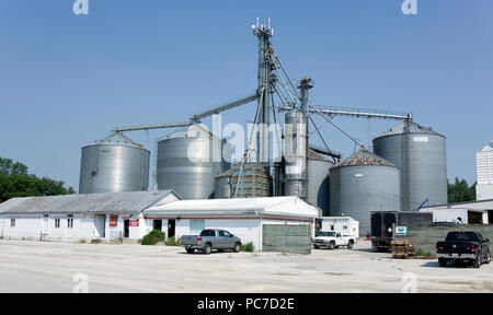 Futtermittel und Getreide Lagerung, Handhabung und Klimaanlage für einen ländlichen Bauernhof kooperative in Whitelaw, Wisconsin. Stockfoto