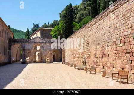 Innenhof der Abtei Sainte-Marie de Fontfroide oder Fontfroide Abbey in der Nähe von Narbonne, Aude, Royal, Frankreich, West Europa Stockfoto