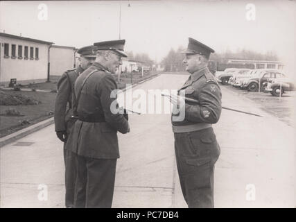 Vintage Foto von einem Britischen Royal Signale Soldat im Gespräch mit leitenden Beamten in einem Heerlager. Stockfoto