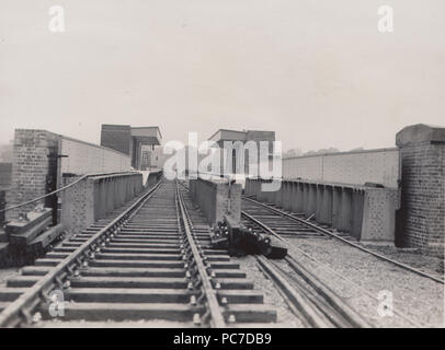 Jahrgang 1932 Foto der Brücke Nr. 9, Kanonen Park Station Stanmore. London Tube, Jubilee Line. Stockfoto