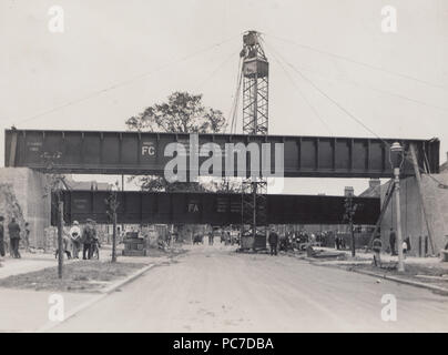 Jahrgang 1932 Foto der Brücke Nr. 9, Kanonen Park Station Stanmore. London Tube, Jubilee Line. Stockfoto