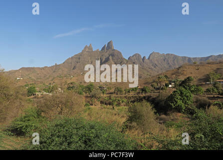 Robuste vulkanischen Berge der Insel Santiago, Kap Verde April Stockfoto