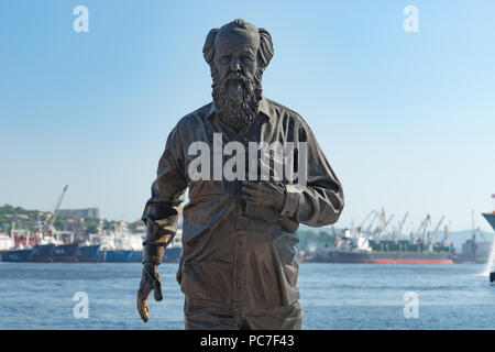 Wladiwostok, Russia-July 28, 2018: Das Denkmal für solschenizyn vor dem Hintergrund von Meer und Schiffe. Stockfoto