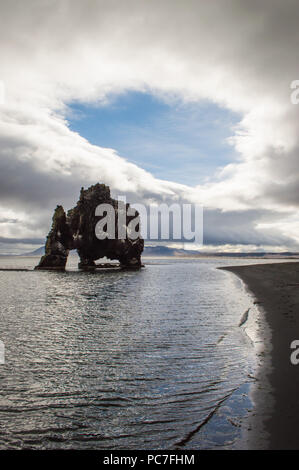 Hvítserkur troll Rock, ist ein 15 Meter hoher Basalt aus Stack am Ufer des North-west Island entfernt. Der Stapel hat das Aussehen von einem Drachen, oder eleph Stockfoto