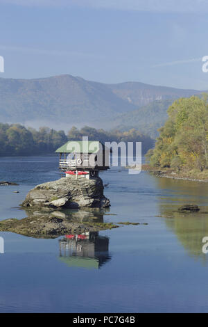 Das Haus am Fluss Drina, mit Bäumen im Herbst und die Berge in der Ferne, Bajina Basta, Serbien, Oktober Stockfoto