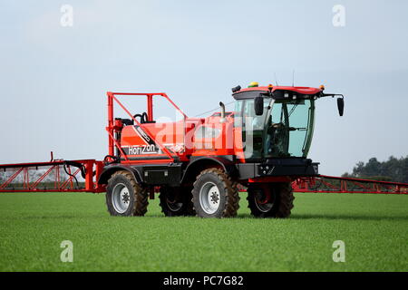 A SAM - Sands Agricultural Machinery - Selbstfahrende Feldspritze. Hier gesehen Dünger / Dünger auf eine junge Ernte in Großbritannien auftragen. Stockfoto