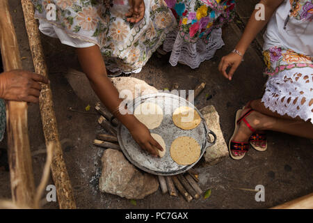 Mestizas Vorbereiten der Nahrung und die tortillas am Altar Contest von Hanal Pixan (Tag der Toten) in der Innenstadt von Merida, Yucatan, Mexiko. Stockfoto
