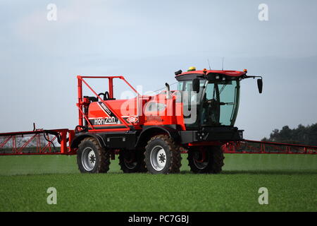 A SAM - Sands Agricultural Machinery - Selbstfahrende Feldspritze. Hier gesehen Dünger / Dünger auf eine junge Ernte in Großbritannien auftragen. Stockfoto