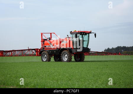 A SAM - Sands Agricultural Machinery - Selbstfahrende Feldspritze. Hier gesehen Dünger / Dünger auf eine junge Ernte in Großbritannien auftragen. Stockfoto