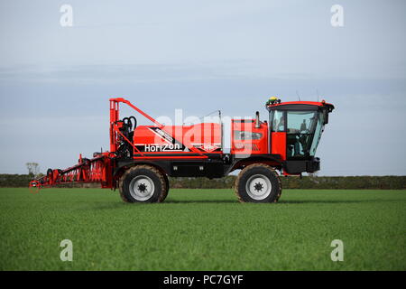 A SAM - Sands Agricultural Machinery - Selbstfahrende Feldspritze. Hier gesehen Dünger / Dünger auf eine junge Ernte in Großbritannien auftragen. Stockfoto