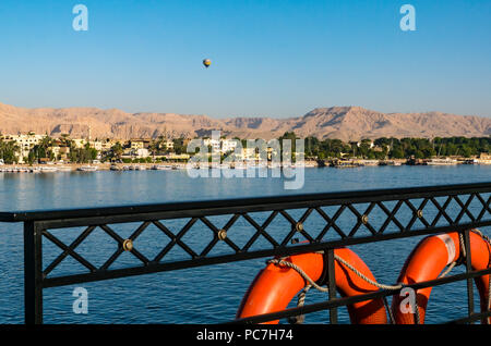 Blick von der Sonnenterrasse des Flusses Nil Kreuzfahrt Schiff Richtung West Bank mit Heißluftballons steigen am frühen Morgen, Luxor, Ägypten, Afrika Stockfoto