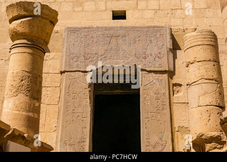 Säulen und Gateway, Totentempel der Hatschepsut, Tal der Könige, Luxor, Ägypten, Afrika Stockfoto