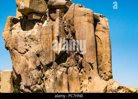 In der Nähe der Beine der sitzenden Kolosse von Memnon, West Bank, Luxor, Ägypten, Afrika Stockfoto