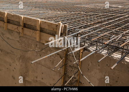 Metall Bau von Stangen für Beton gießt Stockfoto