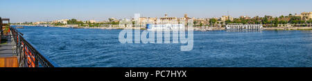 Panorama vom Sonnendeck der touristische Kreuzfahrtschiffe vor der Tempel von Luxor am Nil, Ägypten, Afrika Stockfoto