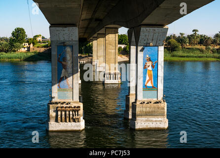 Bunte Pylonen unter Luxor Brücke mit Säulen dekoriert mit Mosaikfliesen im Pharaonischen Stil, Luxor, Ägypten, Afrika Stockfoto