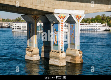 Bunte Pylonen unter Luxor Brücke mit Säulen dekoriert mit Mosaikfliesen im Pharaonischen Stil, Luxor, Ägypten, Afrika Stockfoto