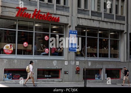 Montreal, Kanada. Tim Horton's Coffee Shop in der Innenstadt von Montreal. Stockfoto