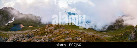 Panorama der Fagaras Berge Rumäniens. wunderschöne Landschaft mit Gletscher See Capra, Ansicht von oben Stockfoto