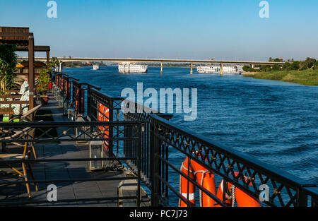 Ausblick vom Sonnendeck der MS Mayfair Kreuzfahrtschiff von Säulen mit Mosaikfliesen im Pharaonischen Stil dekoriert, Luxor, Nil, Ägypten, Afrika Stockfoto