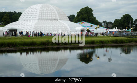 Besetzt showground bei RHS Chatsworth Flower Show (Menschen besuchen, Marquee, Zelte & große Wintergarten Dome im Fluss), Derbyshire, England, UK. Stockfoto