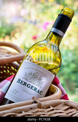 Bergerac Französisch trocken Sauvignon Weißwein Schraubverschluss Flasche im Picknickkorb im Freien Sommer am späten Nachmittag Sonne Sonnenauf sonnigen floralen Situation Frankreich Stockfoto