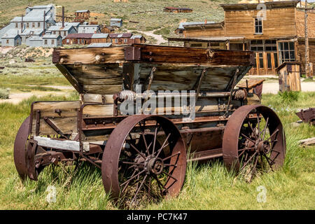 Eine leere Bergbau Warenkorb sitzt in das Öffnen der abgebrochenen Bergbau Geisterstadt Bodie, einem kalifornischen State Historic Park in der östlichen Sierra. Stockfoto