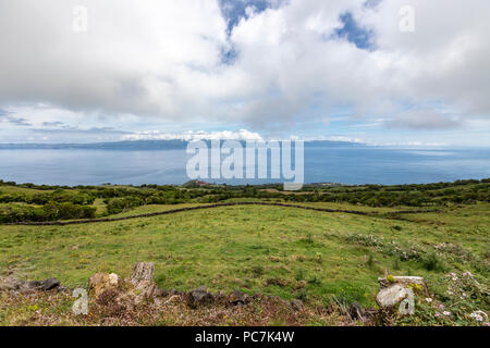 Querformat von Sao Jorge von der Insel Pico, Azoren, Portugal Stockfoto