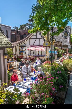 CARMEL ALFRESCO RESTAURANT PortaBella Restaurant sonnige Terrasse speisen in Karmel am Meer Kalifornien USA Stockfoto