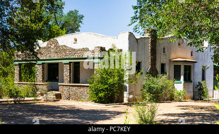 TAOS, NM, USA-8 Juli 18: Eine Mission Revival Stil, Rock und Stuck Home steht leer am Paseo del Pueblo Norte. Stockfoto