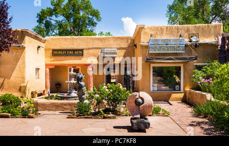 TAOS, NM, USA-8 Juli 18: ein Innenhof mit skulpturalen Kunstwerken und mehrere kleine Geschäfte. Stockfoto