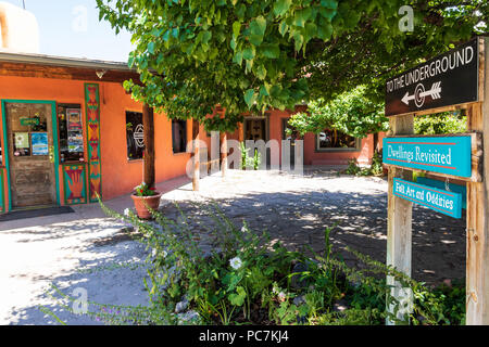 TAOS, NM, USA-8 Juli 18: Zeichen der direkten Käufer von der Straße zu einer kurzen Gasse, vielversprechende Kuriositäten, und 'U-Bahn'. Stockfoto