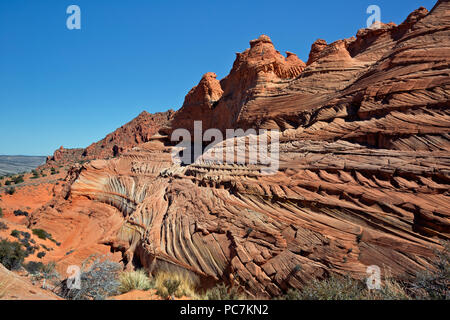 AZ 00200-00 ... ARIZONA - Thecolorful Schichten- und Sandsteinformationen beneigth eine Wand mit Buttes im südlichen Abschnitt der Coyote Buttes, Teil Stockfoto