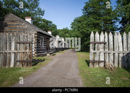 Pioneer Log Cabin. Reihe von Kabinen am Fort Wilkins State Park in Kupfer Hafen, obere Halbinsel, Michigan, USA anmelden. Stockfoto