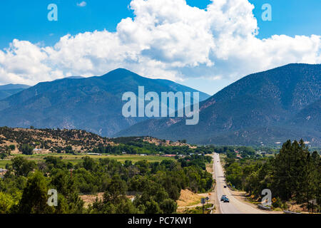 Questa, NM, USA-8 Juli 18: Highway 38 läuft in der Bergstadt Questa, in der Nähe von Taos im Nordosten von New Mexico. Stockfoto