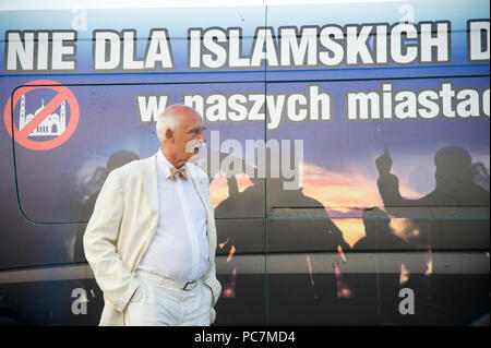 Janusz Korwin Mikke, Führer der Partei (Wolnosc Freiheit Partei) in Gdynia, Polen. 27.Juli 2018, melden Sie sich auf dem Auto nicht an die islamischen Gemeinden in unseren Städten Stockfoto