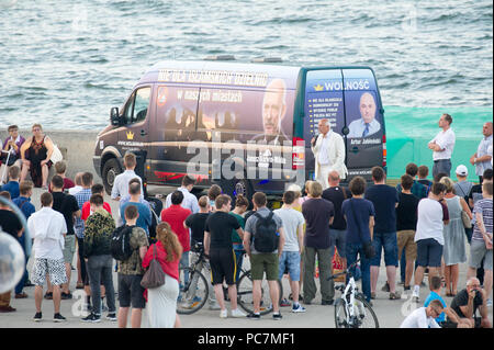 Janusz Korwin Mikke, Führer der Partei (Wolnosc Freiheit Partei) in Gdynia, Polen. 27.Juli 2018, melden Sie sich auf dem Auto nicht an die islamischen Gemeinden in unseren Städten Stockfoto