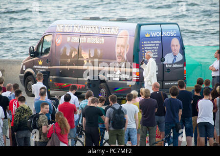 Janusz Korwin Mikke, Führer der Partei (Wolnosc Freiheit Partei) in Gdynia, Polen. 27.Juli 2018, melden Sie sich auf dem Auto nicht an die islamischen Gemeinden in unseren Städten Stockfoto