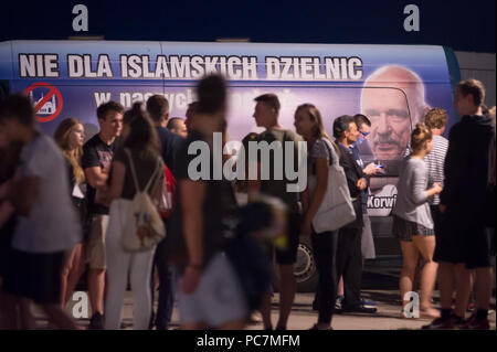 Janusz Korwin Mikke, Führer der Partei (Wolnosc Freiheit Partei) in Gdynia, Polen. 27.Juli 2018, melden Sie sich auf dem Auto nicht an die islamischen Gemeinden in unseren Städten Stockfoto