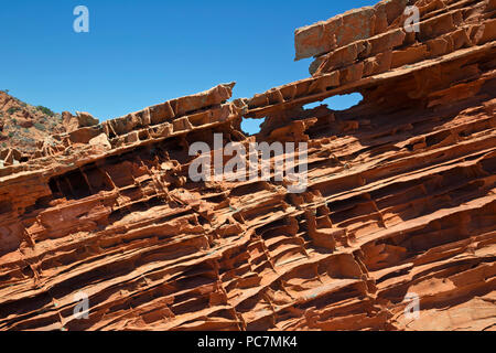 AZ 00211-00 ... ARIZONA - Verdichtung Schichten Harden bleiben nach den Hauptteil der Sandstein Kante abgefressen hat, am Kamm der Kante in den Coyot entfernt Stockfoto