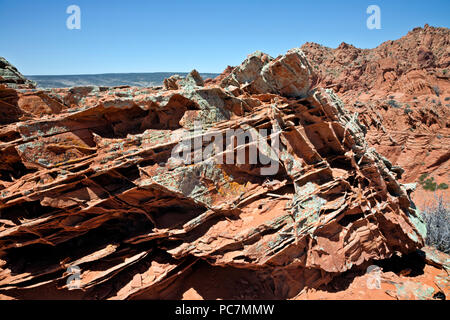 AZ 00213-00 ... ARIZONA - Verdichtung Schichten Harden bleiben nach den Hauptteil der Sandstein Kante abgefressen hat, am Kamm der Grat entfernt und abgedeckt Stockfoto