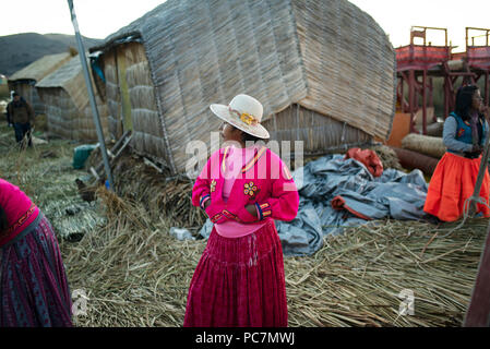 Uru (Uros) native Frau in 2-in-1-Rock und Derby Stil Strohhut. Wenn Sie einen roten Rock tragen, bedeutet es, daß Sie verheiratet sind. Islas Flotantes, Peru. Ju 2018 Stockfoto