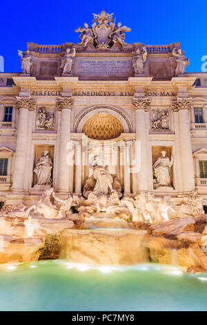 Rom, Italien. Der Trevi Brunnen (Fontana di Trevi) in der Dämmerung. Stockfoto