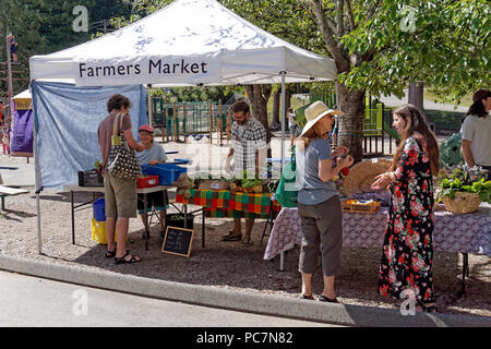 Anbieter auf einem Bauernmarkt auf Bowen Island in der Nähe von Vancouver, British Columbia, Kanada Stockfoto