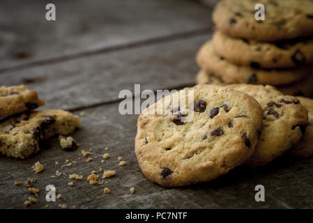 Abgerundet Schokolade Cookies auf natürliche alten Schreibtisch. Stockfoto