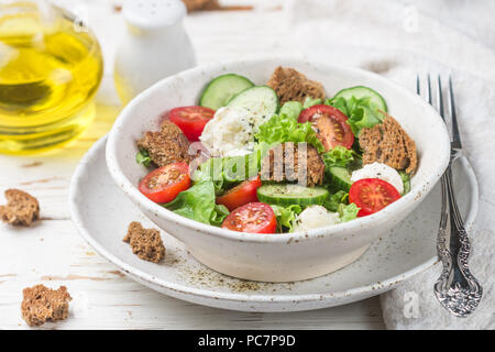 Vorspeise aus Tomaten, Gurken, Salat, Mozzarella und Brot. Toskana panzanella Salat mit Olivenöl, Salz und Pfeffer. Selektiver Fokus Stockfoto